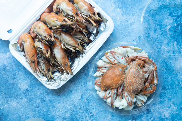 在冠状病毒爆发期间，订购盒装新鲜烤海鲜，背景模糊图片下载