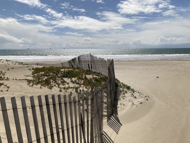 晴朗的一天，沙丘和大海上方的美丽天空图片下载