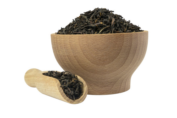 云南红茶木碗和勺孤立在白色背景。图片下载