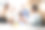一群不同类型的商务人士坐在会议室里欢呼的裁剪照片图片下载