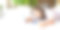 一个开心微笑的女人躺在床上通过手机应用下单。她在网上购物时拨卡号。格式照片2 x1图片下载