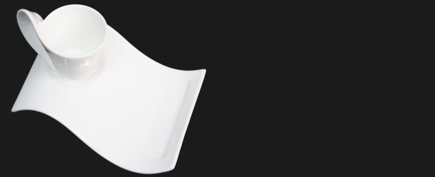 优雅的白色咖啡杯和茶托图片下载