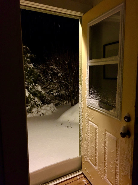 初雪后开门图片下载