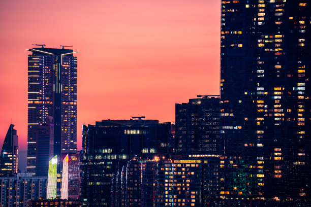 香港霓虹日落的标志性海港摩天大楼图片下载