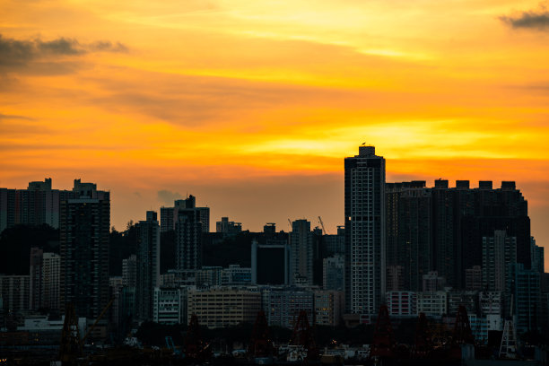 香港霓虹日落的标志性海港摩天大楼图片下载
