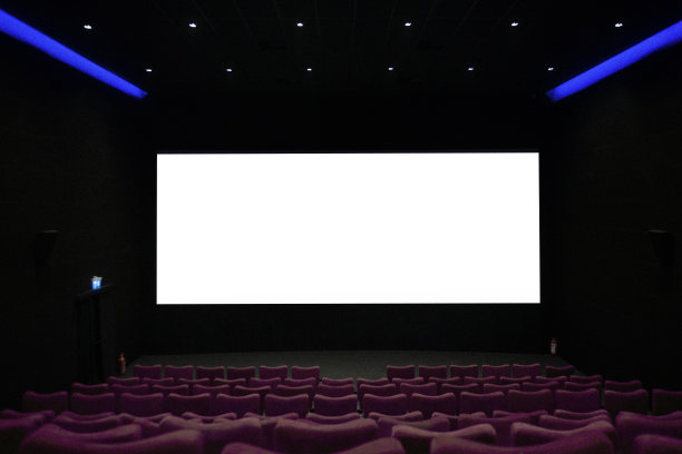 拍摄了一个空荡荡的电影院和一个空白的白色屏幕图片下载