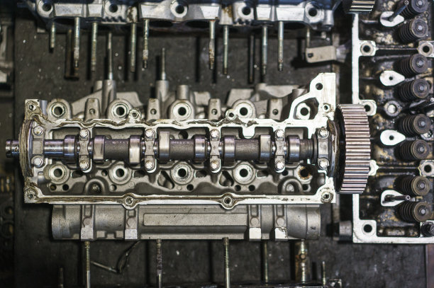 汽车发动机在修理车间的近距离视图图片下载