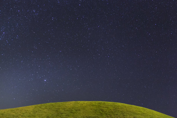 繁星闪烁的夜晚,山图片下载