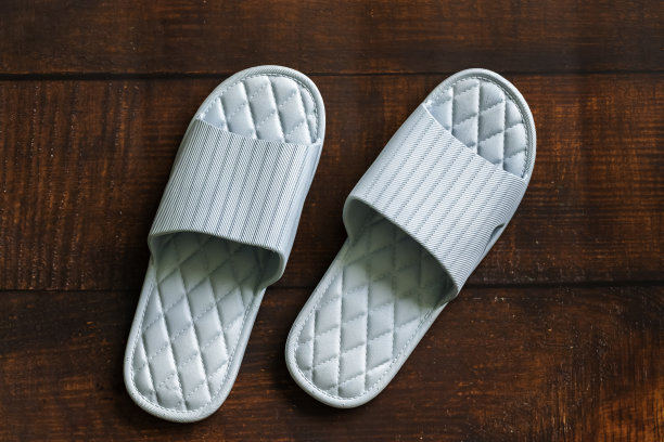 蓝色拖鞋放在拼花地板上图片下载