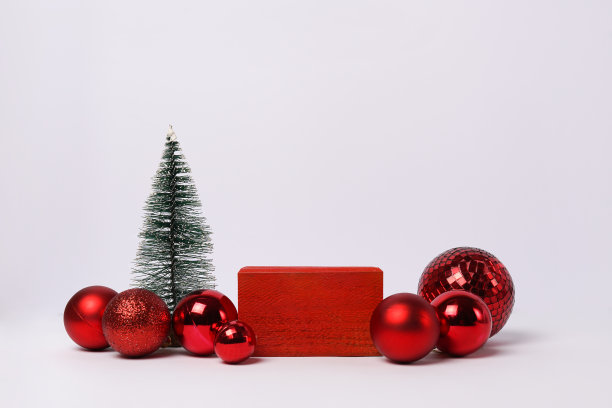 抽象简约的圣诞背景，红色木制讲台，球和圣诞树。您的产品进入冬季阶段图片下载
