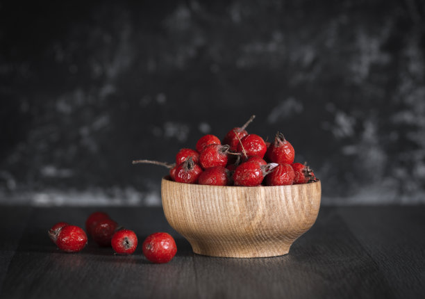 冰冻的红色山楂浆果在明亮的灯光下在黑暗的背景上图片下载