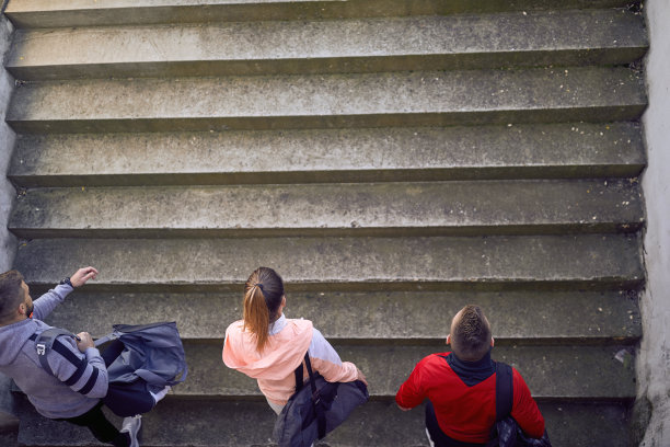 一群运动员去训练图片下载
