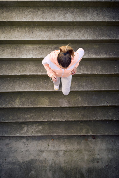 艺术俯视图，一个女人跑下楼梯穿着运动服图片下载