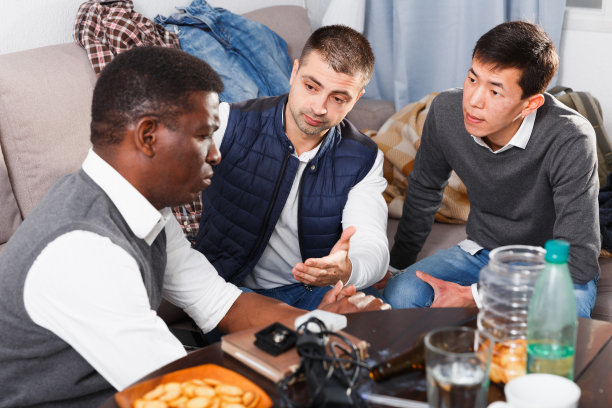 悲伤的人在喝啤酒，他的朋友在支持他图片下载