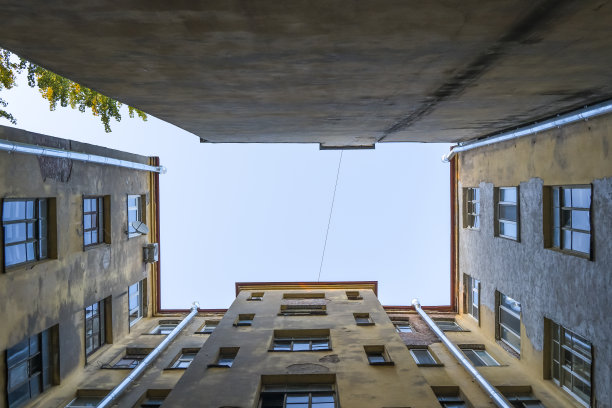 圣彼得堡的庭院。圣彼得堡古老的历史庭院。典型、经典的城市建筑民居。图片下载