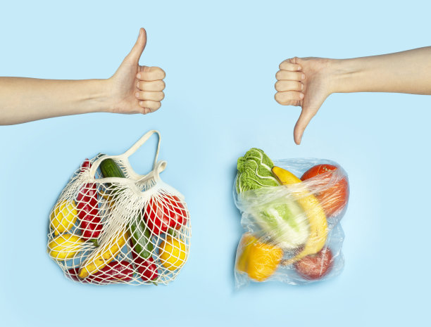 一个可重复使用的购物袋，里面装着超市里的蔬菜和水果。禁止使用一次性塑料袋的概念。“零浪费”的背景。高质量的照片图片下载