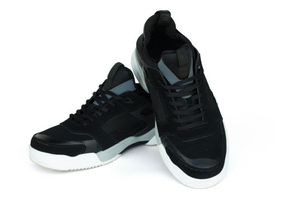 黑人男子运动鞋与白色鞋底孤立在白色图片下载