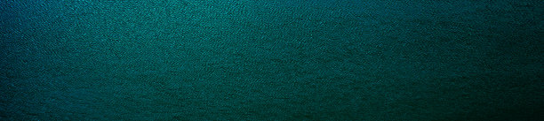美丽的蓝绿色水背景。水面泛起涟漪。暗蓝绿色的背景与复制空间为您的设计。网页横幅。图片下载