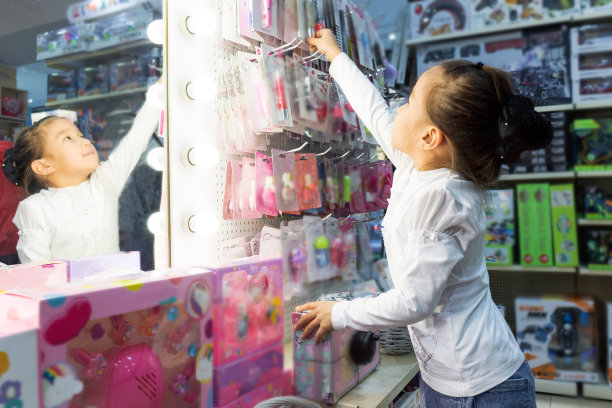 一个玩具商店。女童儿童化妆品部。商店的销售和促销活动。图片下载