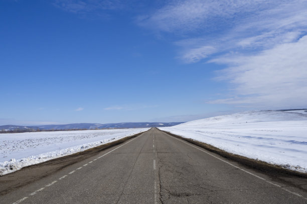 沥青公路,高速公路。通向远方的路，远景。冬天农村景观。图片下载