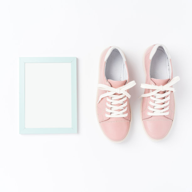 粉色运动鞋和空相框。时尚背景图片下载