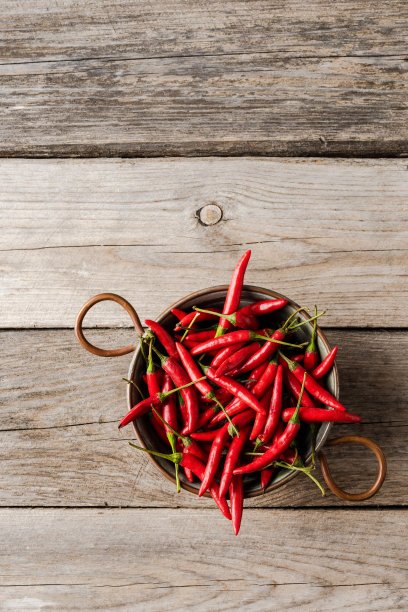 皮里皮里辣椒放在质朴的木桌上图片下载