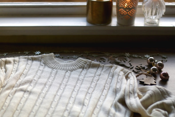 毛衣和圣诞装饰品图片下载