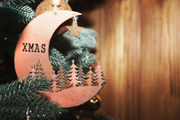 圣诞树装饰。圣诞节和新年的乡村复古寒酸的背景。图片下载