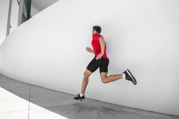 运动员，跑步，短跑，有氧运动，在室外的夏季健身房里进行训练图片下载