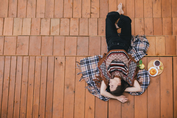 女人在木屋舒适的阳台上，俯视图图片下载