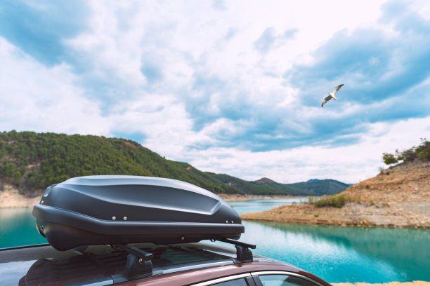 汽车顶盒。车顶与后备箱顶部。车顶行李车。汽车旅行图片下载