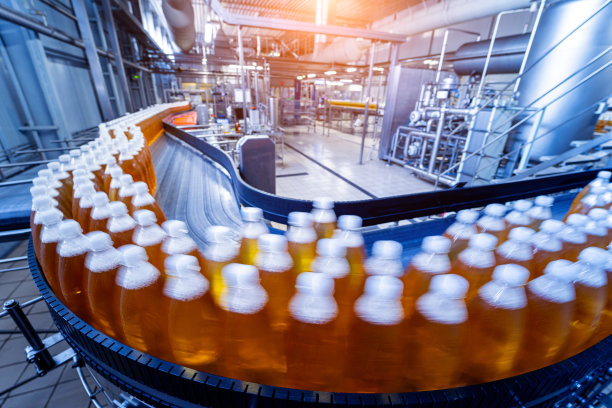 现代饮料厂里装果汁或水的传送带图片下载