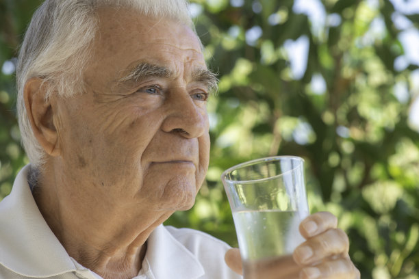 老年人饮水图片下载