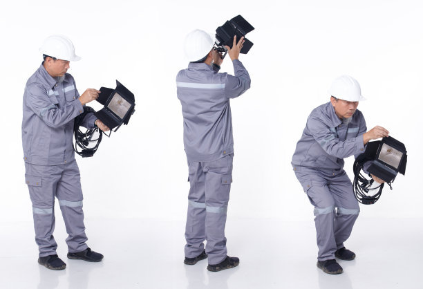 全身肖像50 - 60年代亚洲老人身穿灰色制服，头戴安全帽，作为电气工程师，孤立图片下载