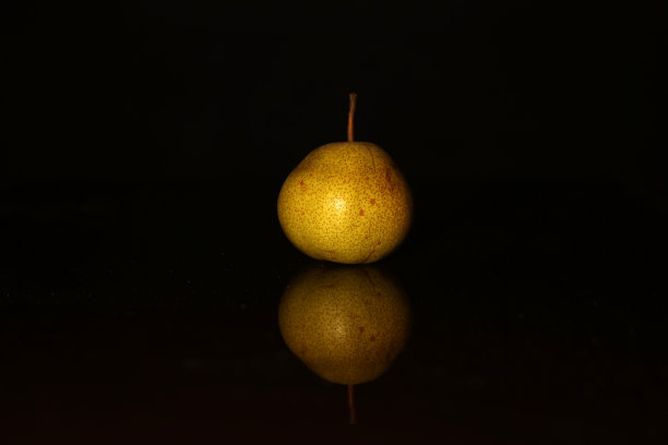 黑色背景上的黄色梨子图片下载