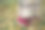 女腿穿着红色运动鞋和长裙，背景是秋叶和草地图片下载