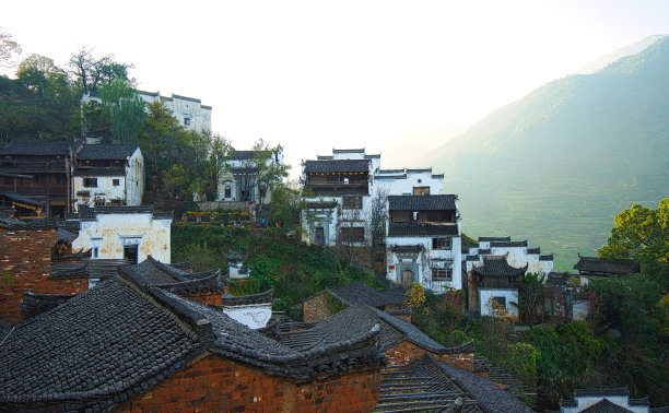 灰色的屋顶，白色或棕色的墙壁。黄陵村的古建筑。图片下载