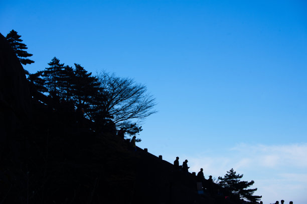 徒步旅行途中游客的剪影。图片下载