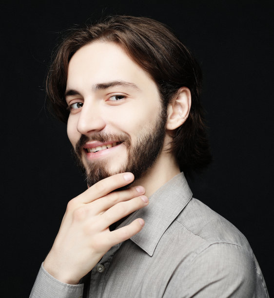 生活方式和人物理念:黑色背景下的英俊青年微笑肖像图片下载