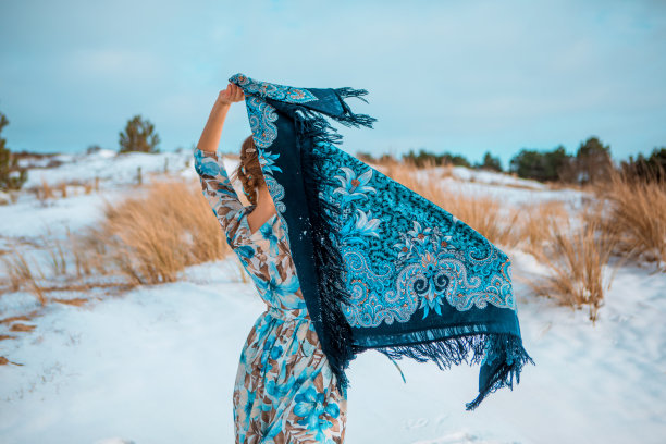 年轻美丽的俄罗斯女子在荷兰乡村的雪地里图片下载