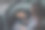年轻女子在车里吃披萨图片下载