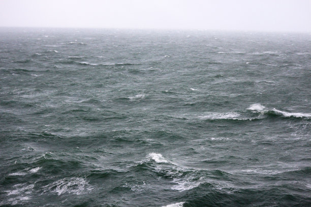 风大浪急的海面图片下载