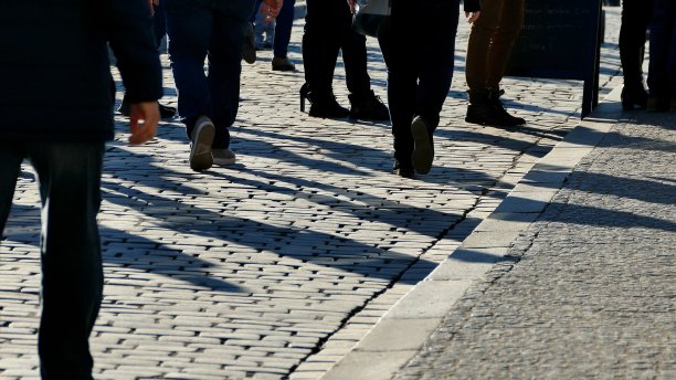 在阳光下行走的人的腿和影子图片下载