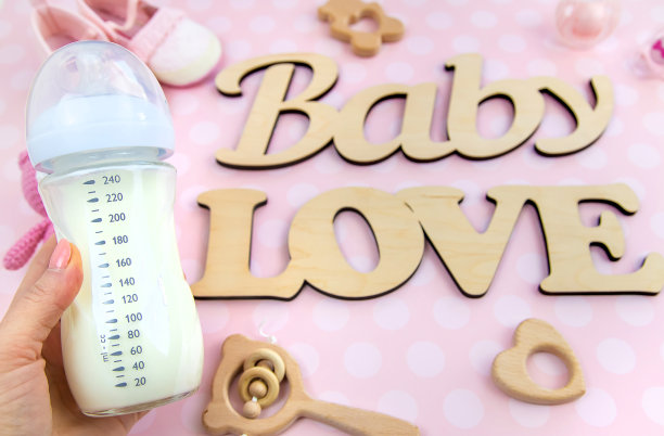 瓶子里的牛奶和婴儿用品。有选择性的重点。图片下载