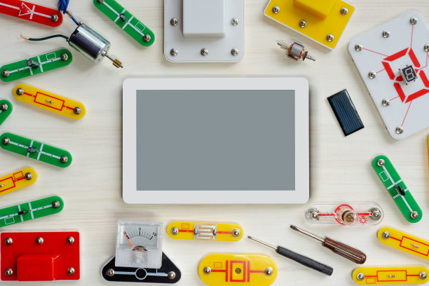 机器人学、电子学在线课程的概念。平板四周环绕着各种电子部件，白色木质背景。模型,平图片下载