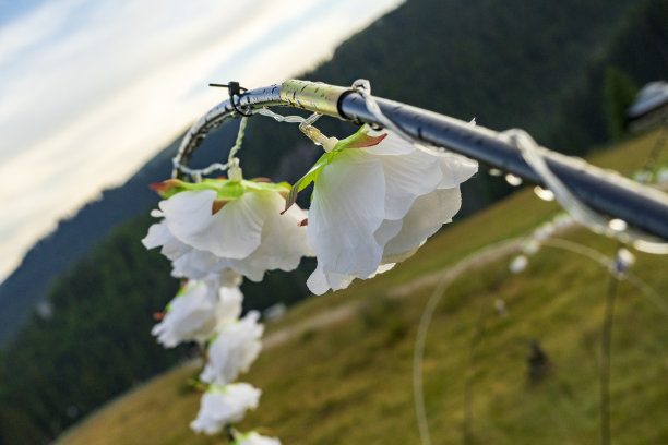 灯饰挂在铁丝上，外面在山区，下雨天图片下载