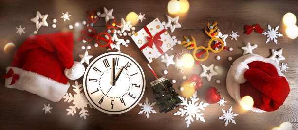 圣诞构图的圣诞节装饰在棕色木制背景图片下载