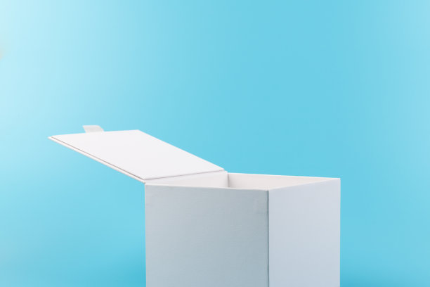 蓝色背景上打开的白色纸盒。图片下载