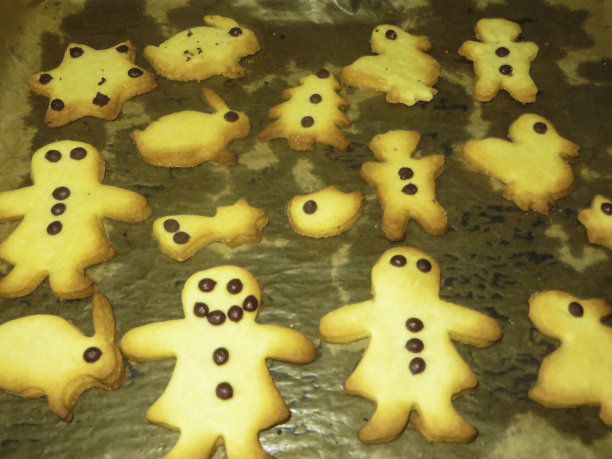 新鲜的圣诞饼干在床单上图片下载