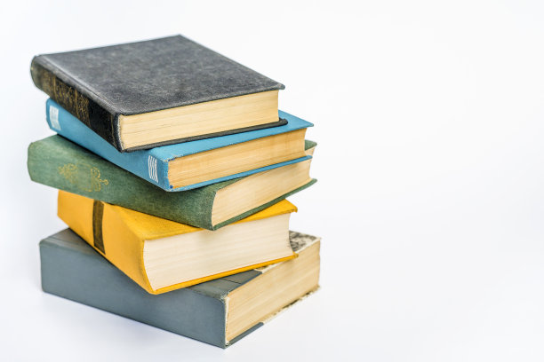 一堆白色的旧精装书。副本的空间。教育和学习背景图片下载